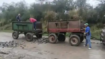 El Estado no llega, los vecinos se cansaron y salieron a arreglar los caminos con sus propias manos