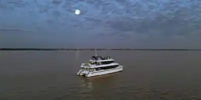 Navegar el Paraná de noche: la propuesta que vuelve a Posadas con música y luna llena
