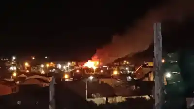 El fuego les borró la casa en Valle Azul: lo que quedó adentro y el pedido urgente