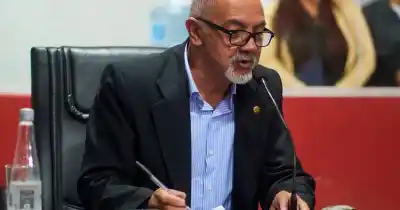 El concejal que votó con el oficialismo ahora busca una salida para el premio que reclaman los municipales