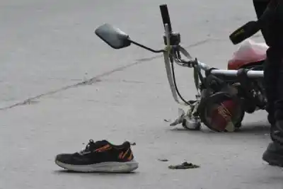 Salió de madrugada en moto, derrapó y el golpe le destrozó la cara