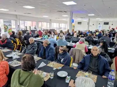 Con frío y nieve, más de 100 abuelos llegaron al Hospital Central: la escena que emocionó a todos