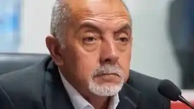 Se quedó sin el premio por 25 años de servicio y él mismo votó en contra: su explicación