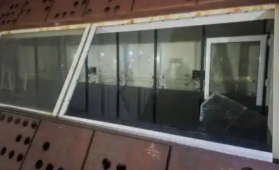 Rompió un ventanal del Auditorio de 25 de Mayo y ahora lo buscan