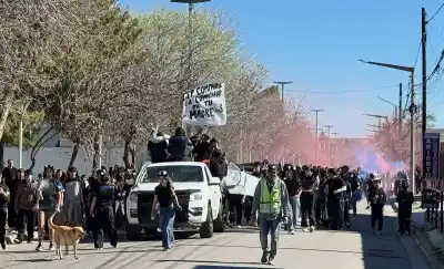 Los tres colegios de 25 de Mayo salieron a la calle y la noche terminó de una manera inesperada