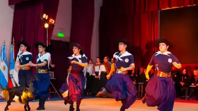 La UNCA sopló 54 velitas: el arte se adueñó del Aula Magna