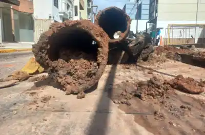 Paraná: la obra que avanza en Corrientes y desentierra viejas cañerías y rieles de tranvía