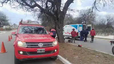 Una moto chocó contra un árbol en La Rioja: lo que encontraron los bomberos al llegar