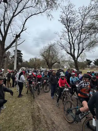 Villa del Totoral: más de 100 ciclistas pedalearon con temperaturas bajo cero y el motivo no fue solo deportivo
