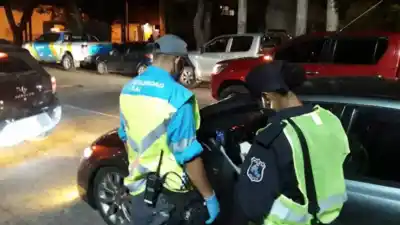 Manejaba con 2,3 de alcohol, chocó a una chica en moto y escapó: lo que hizo la Policía minutos después