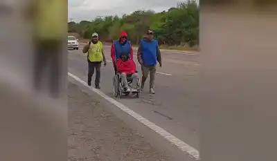 Fe y amistad: la historia de los peregrinos que empujan la silla de su amigo hasta la Catedral