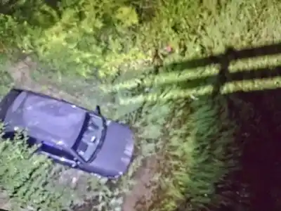 Cayó al arroyo El Tejar con su automóvil