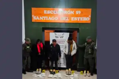 Viajaban en un colectivo de Jujuy a Buenos Aires, pero llevaban algo escondido en las zapatillas