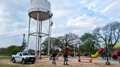 Estaba sobre un tanque de agua en Las Lomitas y lo que hicieron los bomberos cambió todo