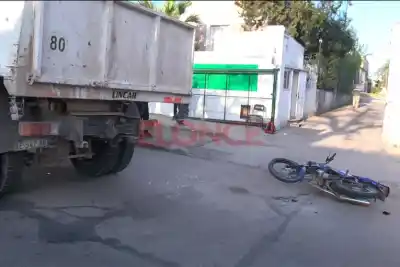 Moto contra camión municipal en Avenida Ramírez: el detalle que apareció tras el impacto