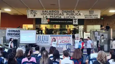 La UNLPam sale a las escalinatas: el reclamo que llevan a la calle este martes
