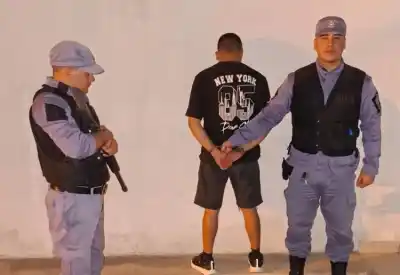 Su hija volvió llorando a casa y él terminó detenido en Villa Berthet