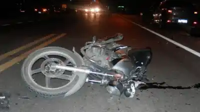 Con neblina, una moto se estrelló contra un tacho en plena obra y hay una herida grave