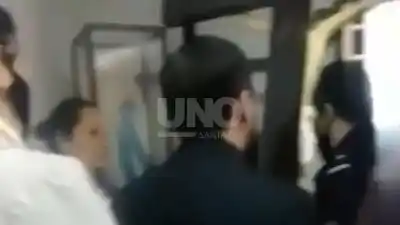 Se hace pasar por cura en Santo Tomé y algo en su forma de pedir dinero lo delata