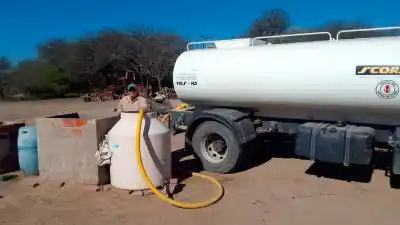 Llevan agua a las familias que no tienen red, pero ahora el camión cruza el límite
