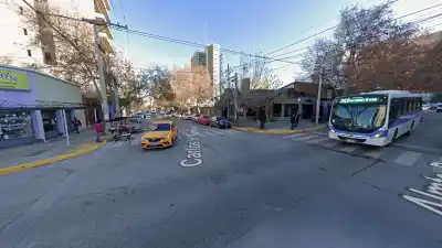 Caminaba por el centro de Neuquén a las 5 AM y algo lo llevó a meterse donde nadie se mete