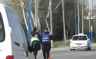 La calle Jujuy tiene carteles de 40 km/h, pero los vecinos ya no les creen: qué pasa en el acceso a Roca