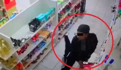 La filmaron robando pasta dental en un minimercado y ahora no sale más