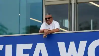 Tapia celebró el regreso de los visitantes y los hinchas de Atlético lo cruzaron sin piedad