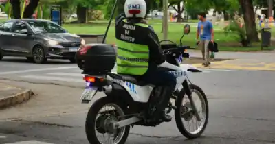 Subió a la vereda para esquivar el control y lo que pasó después dejó a un inspector en el hospital