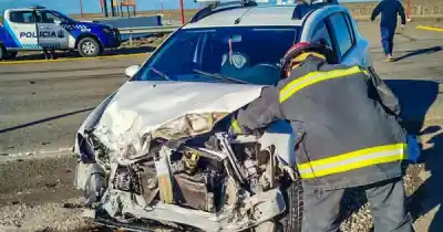 Chocaron un auto y un camión en la Ruta 3: lo que hicieron los bomberos con el combustible