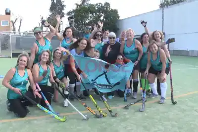 Se cansaron del "no podés jugar más" y armaron algo que no existía en el hockey argentino