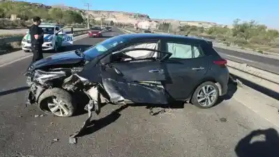 Una abuela manejaba en la Ruta 22: el auto terminó contra el guardarraíl y toda la familia en el hospital