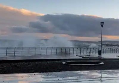 El mar se metió en el paseo costero de Comodoro y hay un detalle que complica a los conductores