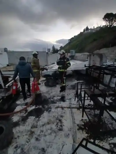 El fuego sorprendió en el techo de una concesionaria de Comodoro y los vecinos dieron el alerta