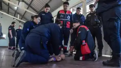 Un nene se desvaneció en plena calle y un policía hizo algo clave para salvarlo