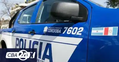 Manejaba su moto por barrio Villa Alberdi y chocó con un utilitario: lo que pasó después conmocionó a los vecinos
