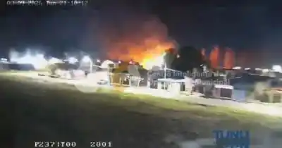 Captaron el momento exacto en que prendieron fuego el barrio: el video que complica a un grupo