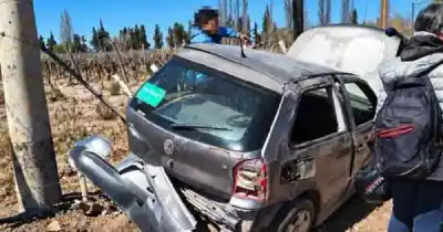 Maniobra desesperada en Rivadavia: esquivó una moto y terminó estrellado contra un poste