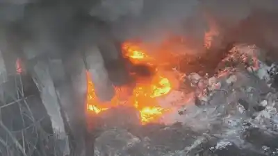 Incendio en Moreno: el depósito de pinturas que no deja de arder y la peligrosa columna de humo tóxico