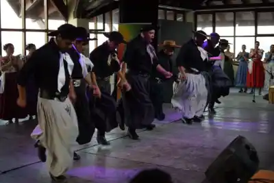 Una barilochense y 30 bailarines: el primer ballet juvenil de Río Negro que ya sueña con los escenarios