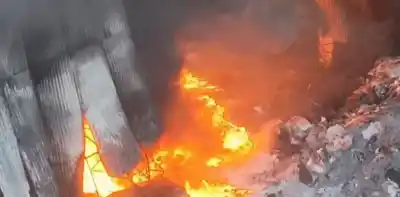 Alerta en Moreno: El incendio en un depósito químico se reavivó y advierten riesgo de colapso