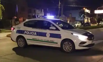 Manejaba un Audi, chocó un auto estacionado y se fue caminando: lo que encontró la policía
