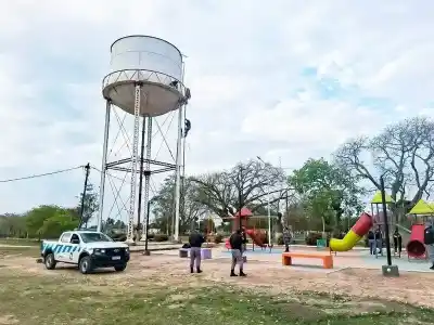 Una mujer quedó atrapada en lo alto de un tanque y la escena se complicó