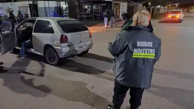 Manejaba su moto en un camino vecinal y un perro le cambió el destino