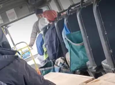 Cosecheros denuncian que les bloquearon el colectivo tras negarse a seguir bajo la lluvia