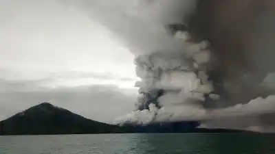 El volcán que aterroriza a Indonesia volvió a rugir: la columna de cenizas que paralizó la región