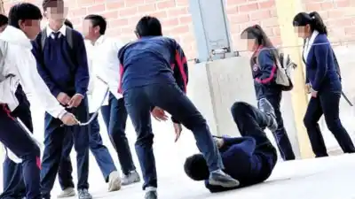 Lo esperaron escondido tras una planta y lo golpearon mientras todos filmaban
