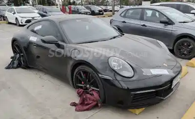El Porsche que apareció en el aeropuerto de Jujuy y no puede moverse: las ruedas, atadas con cables de acero