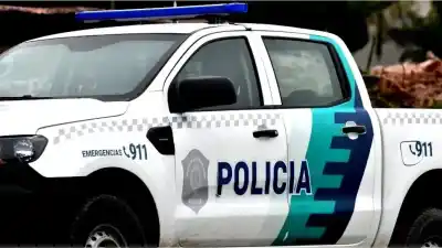 Lo ató con precintos y le cortó la oreja: el detalle que la Policía encontró cuando salía de la casa