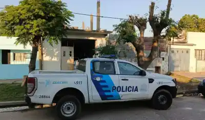 Fueron por maltrato animal a una casa de Lomas y la moto que apareció adentro los dejó en offside